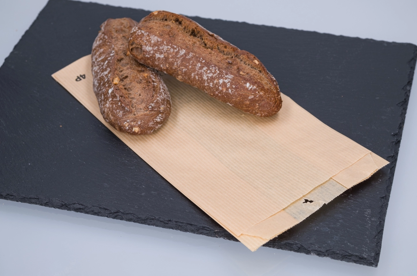With this Compy bread bag, you opt for a sturdy paper bread bag that is 100% compostable and recyclable.