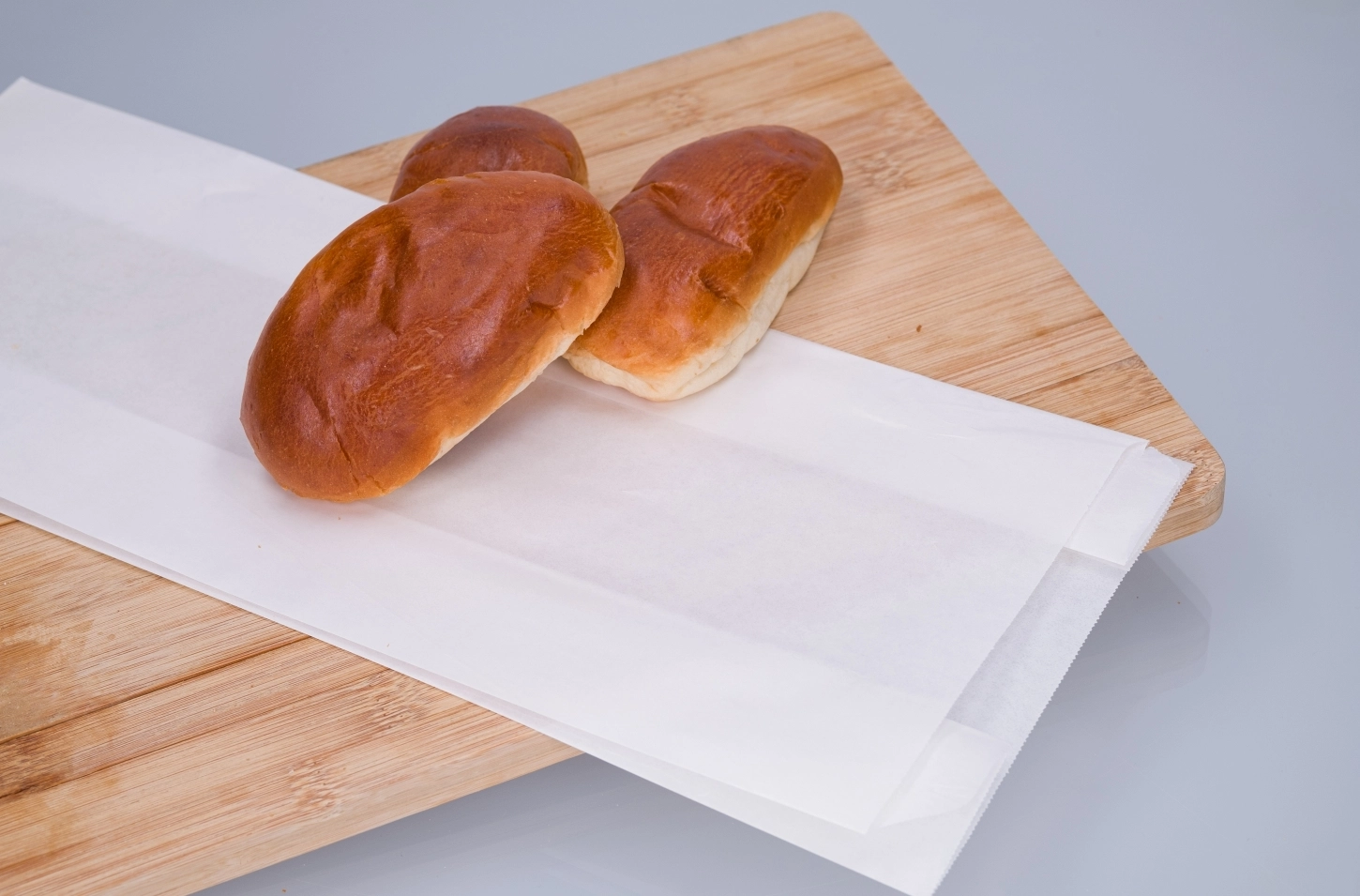 The paper bread bag is available in white, beige, and brown paper.